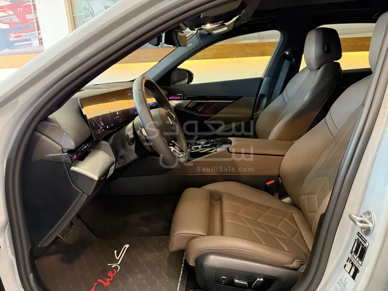 2024 بي ام دبليو الفئة الخامسة 520 أي إم كت