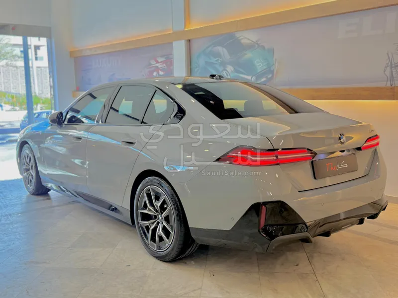 2024 بي ام دبليو الفئة الخامسة 520 أي إم كت