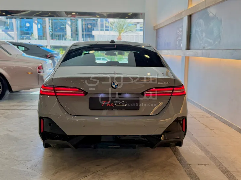 2024 بي ام دبليو الفئة الخامسة 520 أي إم كت