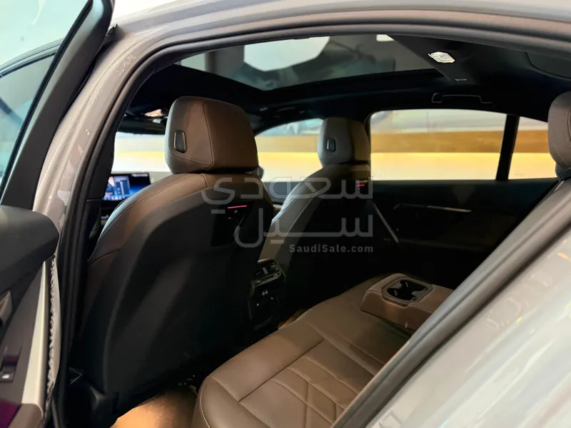 2024 بي ام دبليو الفئة الخامسة 520 أي إم كت