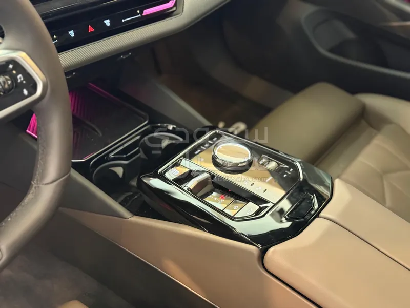 2024 بي ام دبليو الفئة الخامسة 520 أي إم كت