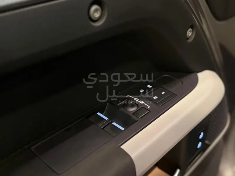 2023 لاند روفر ديفيندر 90
