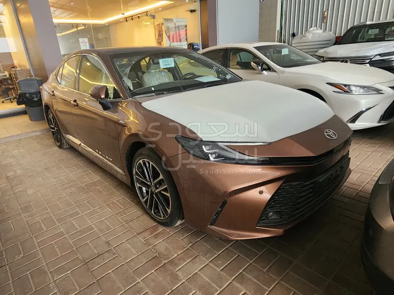 2025 تويوتا كامري ال اي