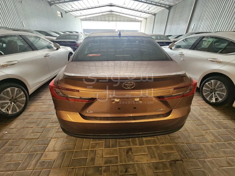 2025 تويوتا كامري ال اي