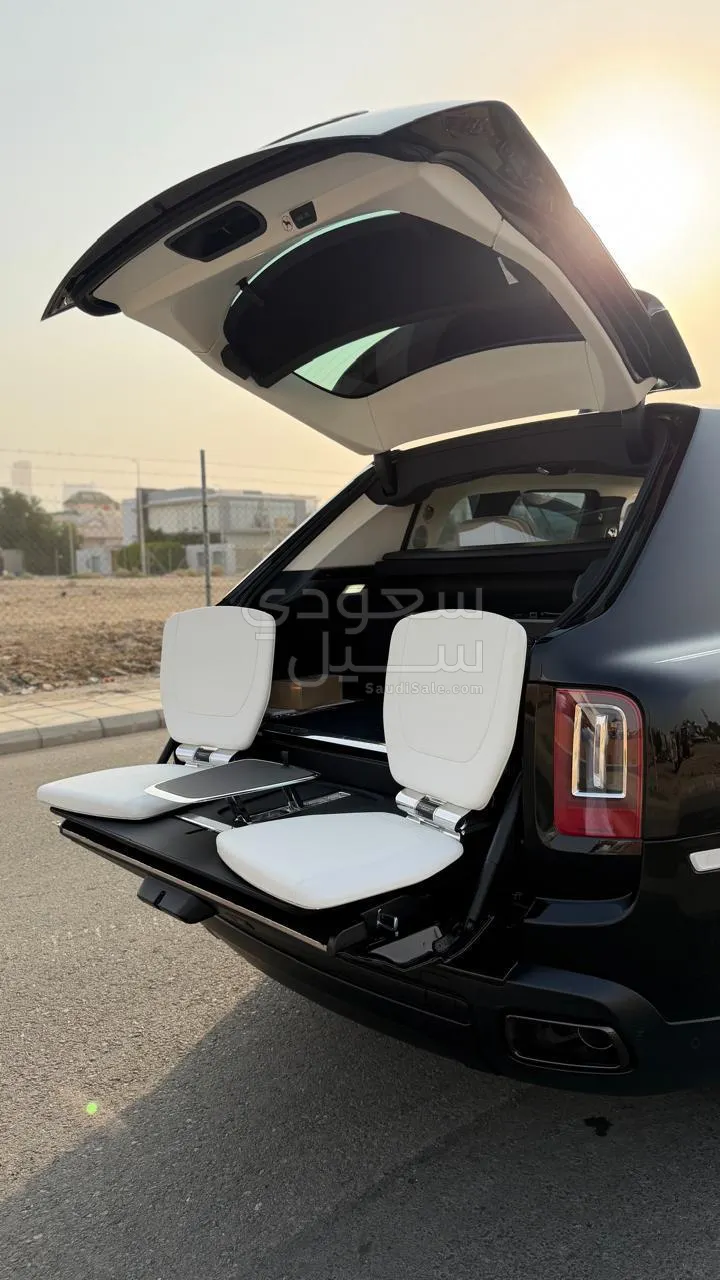 2021 رولز رويس كولينان بلاك بادج