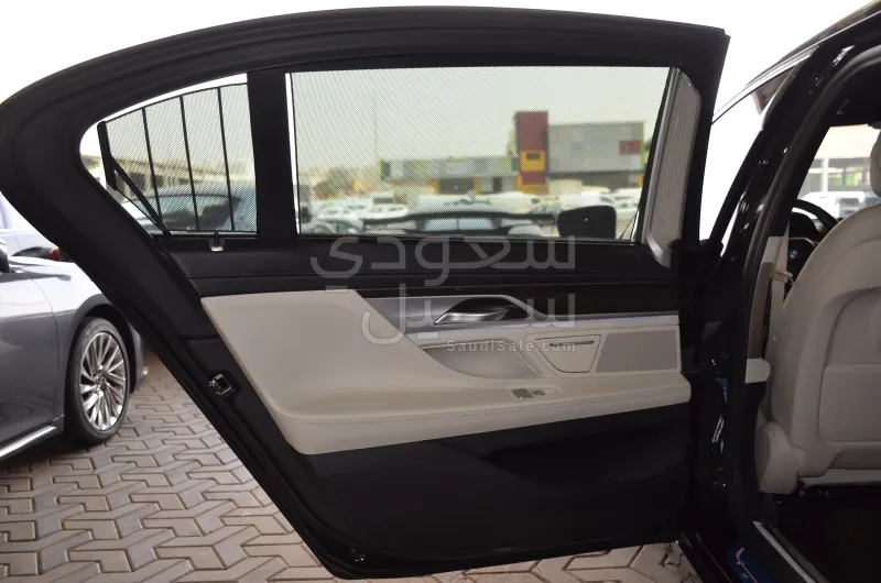 2021 بي ام دبليو الفئة السابعة 730 أي