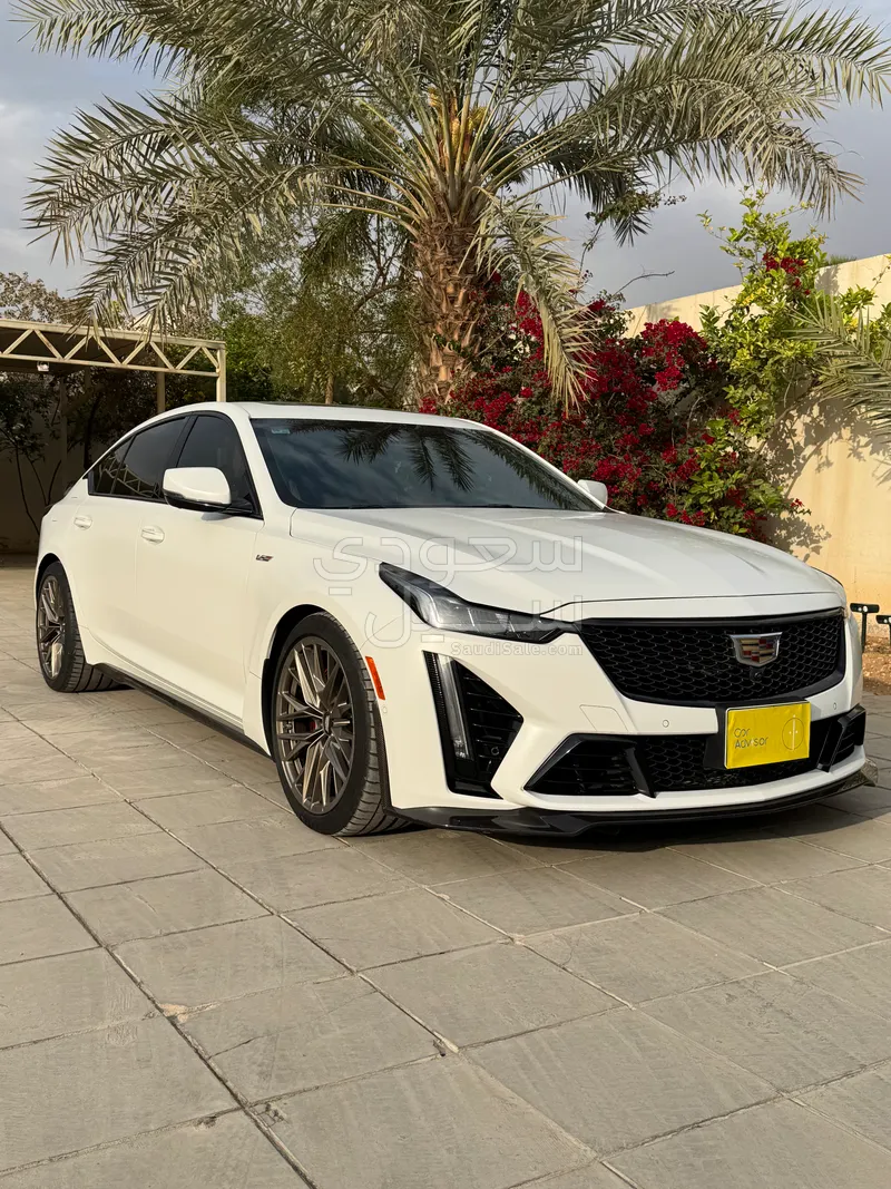 2022 كاديلاك سي تي 5 في بلاك وينج