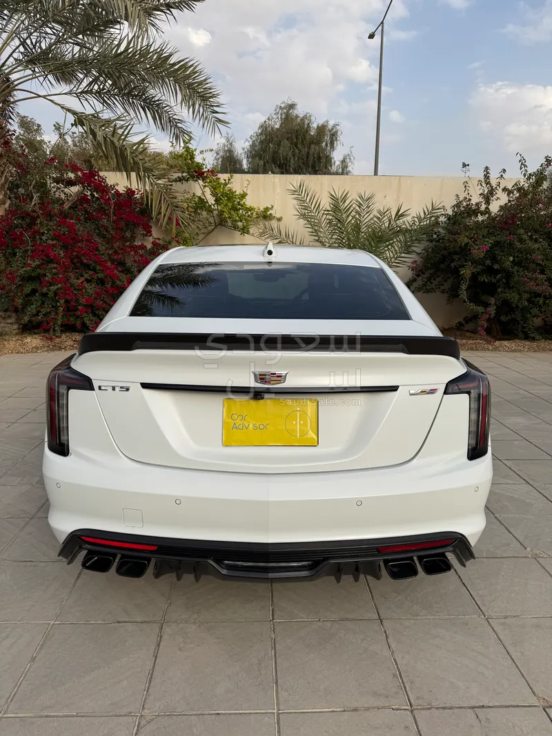 2022 كاديلاك سي تي 5 في بلاك وينج