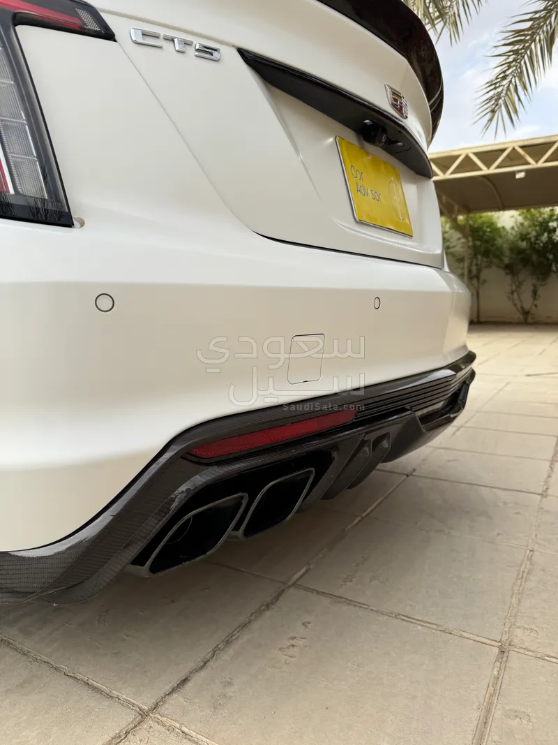 2022 كاديلاك سي تي 5 في بلاك وينج