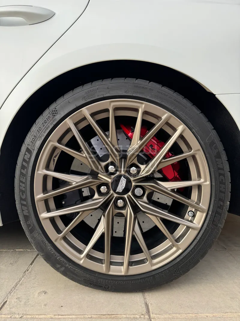 2022 كاديلاك سي تي 5 في بلاك وينج