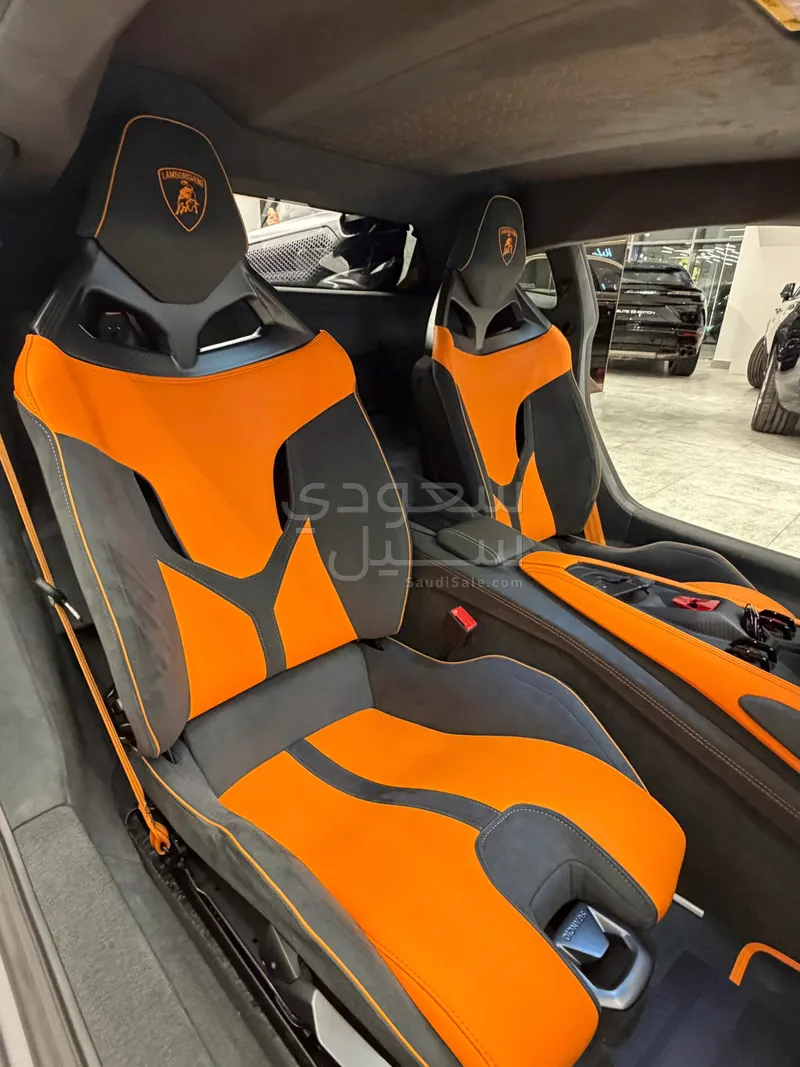 2024 لمبرجيني ريفويلتو