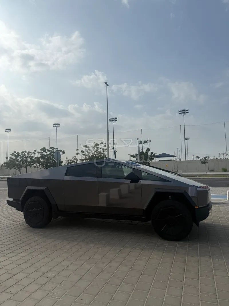 2025 تيسلا سايبر تراك