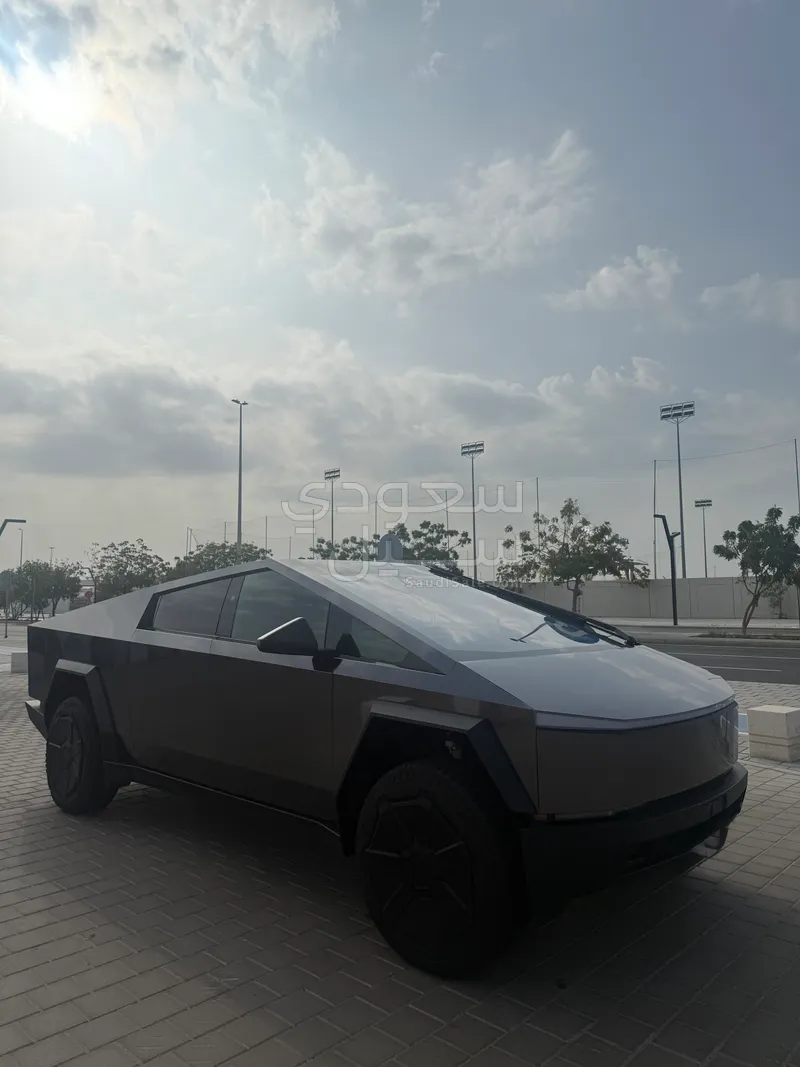 2025 تيسلا سايبر تراك