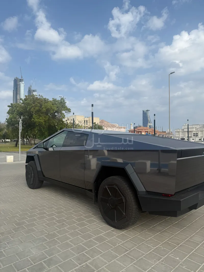 2025 تيسلا سايبر تراك