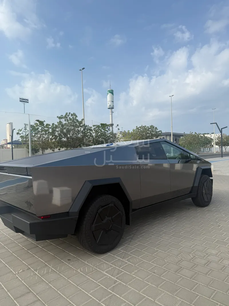 2025 تيسلا سايبر تراك