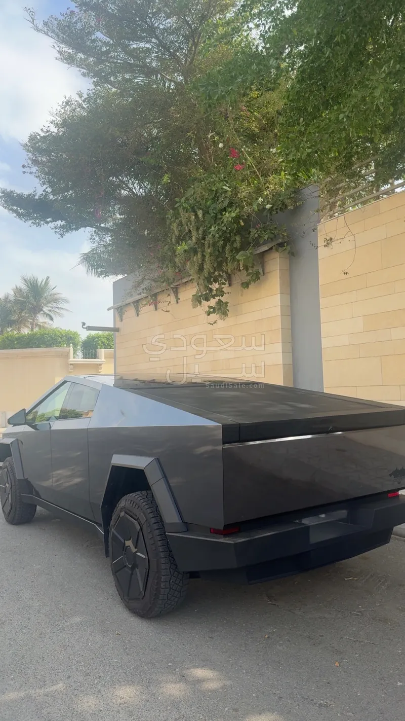 2025 تيسلا سايبر تراك