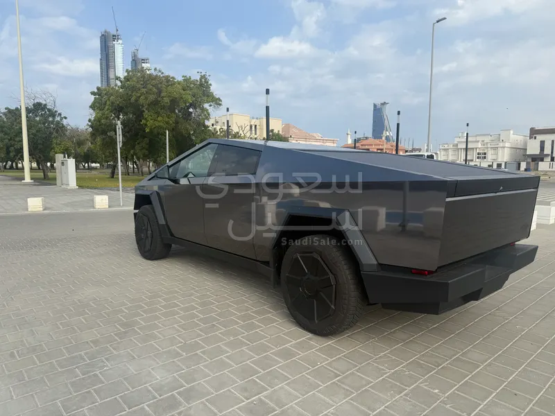 2025 تيسلا سايبر تراك