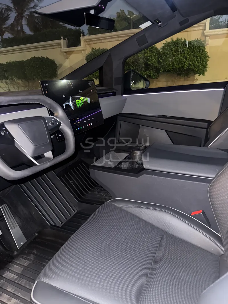 2025 تيسلا سايبر تراك