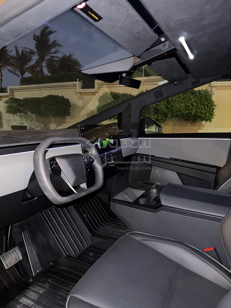 2025 تيسلا سايبر تراك