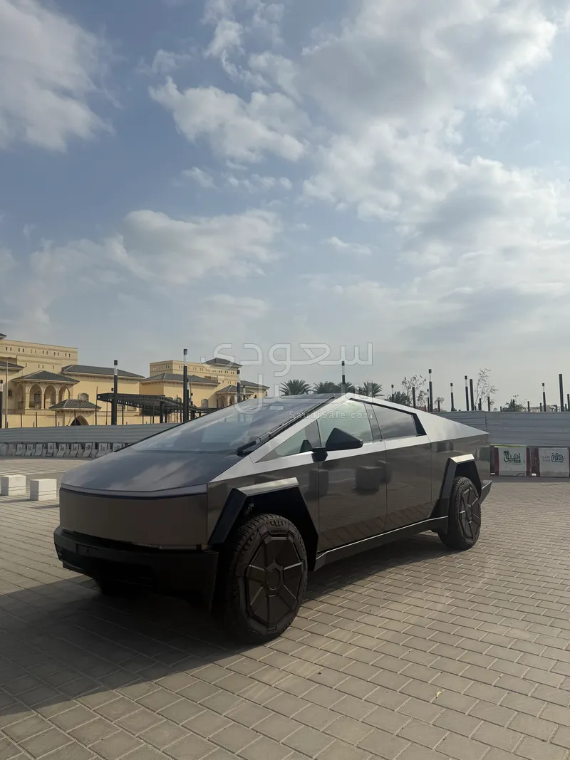 2025 تيسلا سايبر تراك