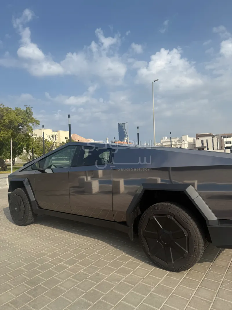 2025 تيسلا سايبر تراك