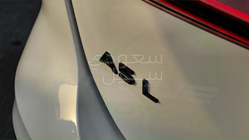 2025 اودي اي 5 45 تي اف اس اي اس لاين