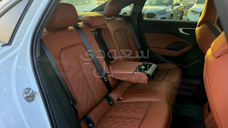 2025 اودي اي 5 45 تي اف اس اي اس لاين