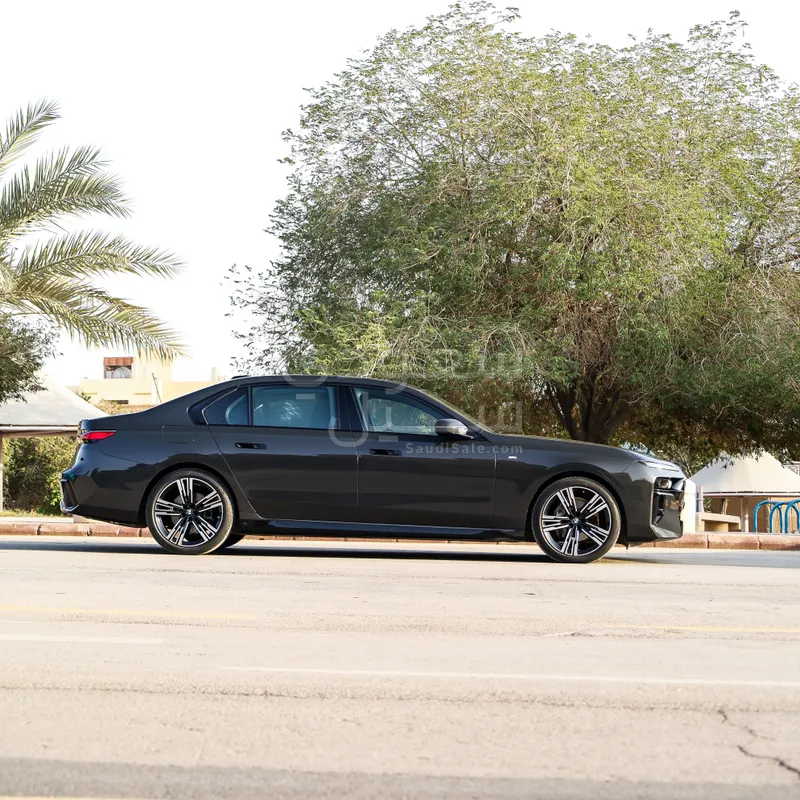 2023 بي ام دبليو الفئة السابعة 735أي