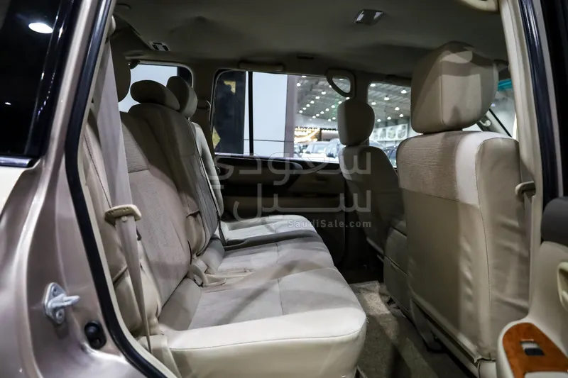 2004 تويوتا لاند كروزر جي اكس ار