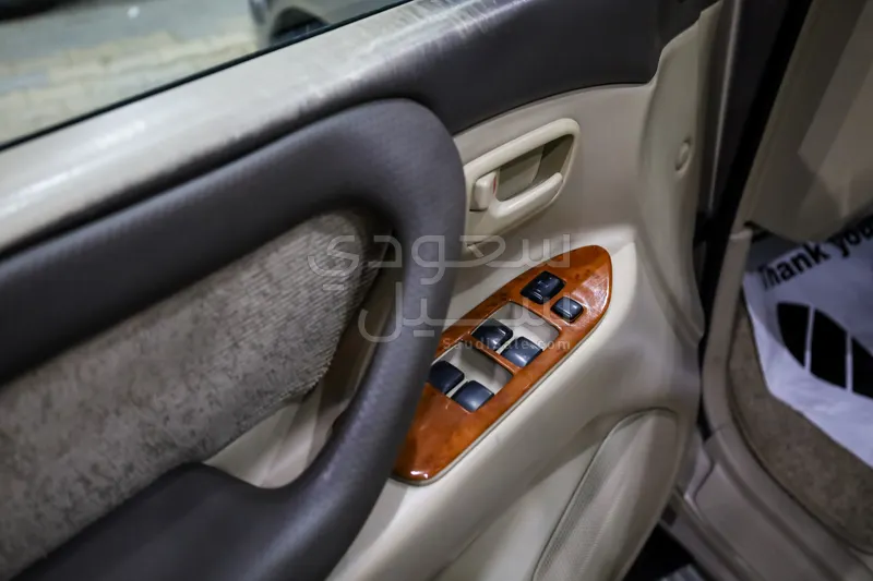 2004 تويوتا لاند كروزر جي اكس ار