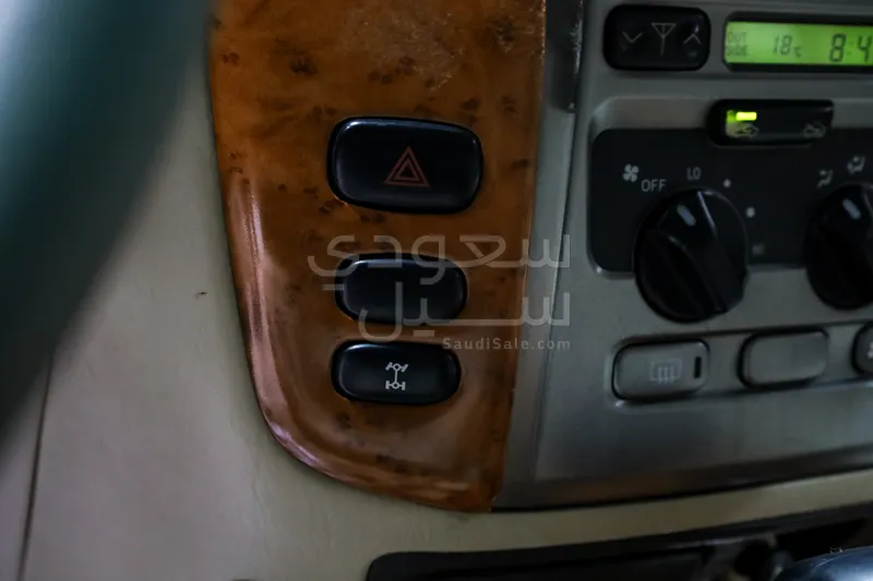 2004 تويوتا لاند كروزر جي اكس ار