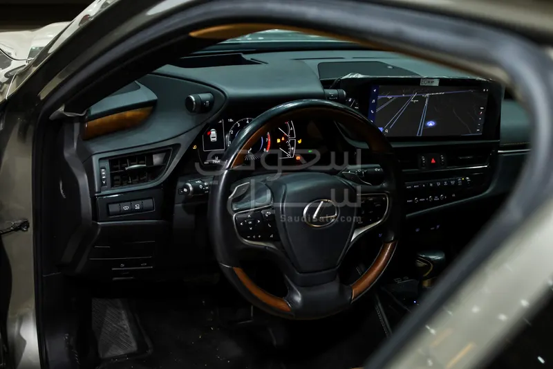 2023 لكزس إي إس 350 دي دي