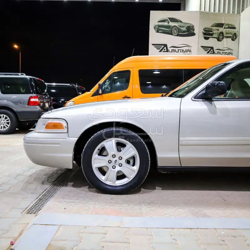 2011 فورد كراون فكتوريا