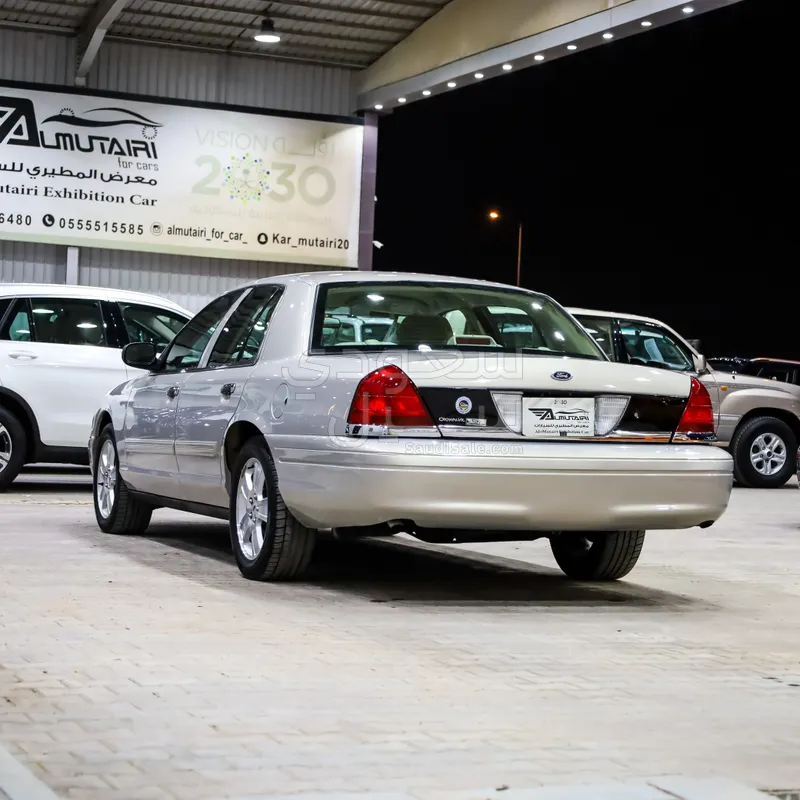 2011 فورد كراون فكتوريا