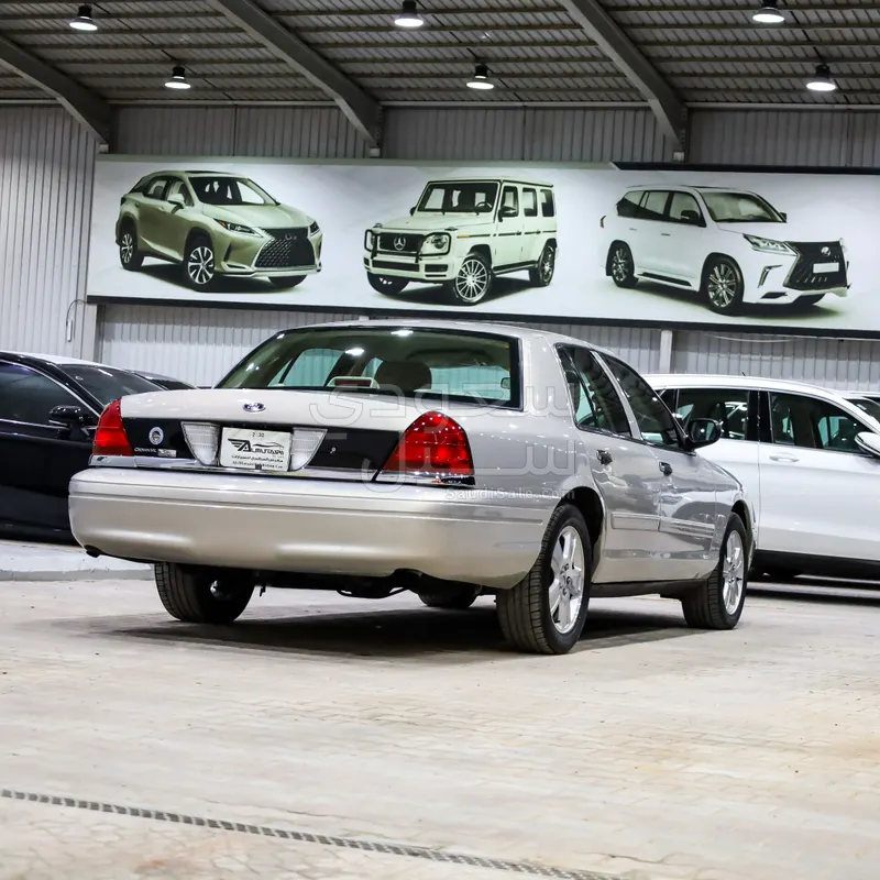 2011 فورد كراون فكتوريا