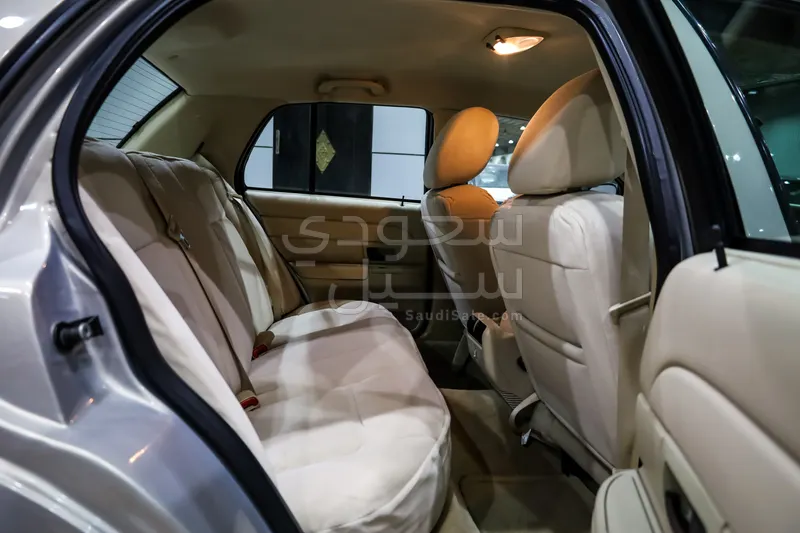 2011 فورد كراون فكتوريا