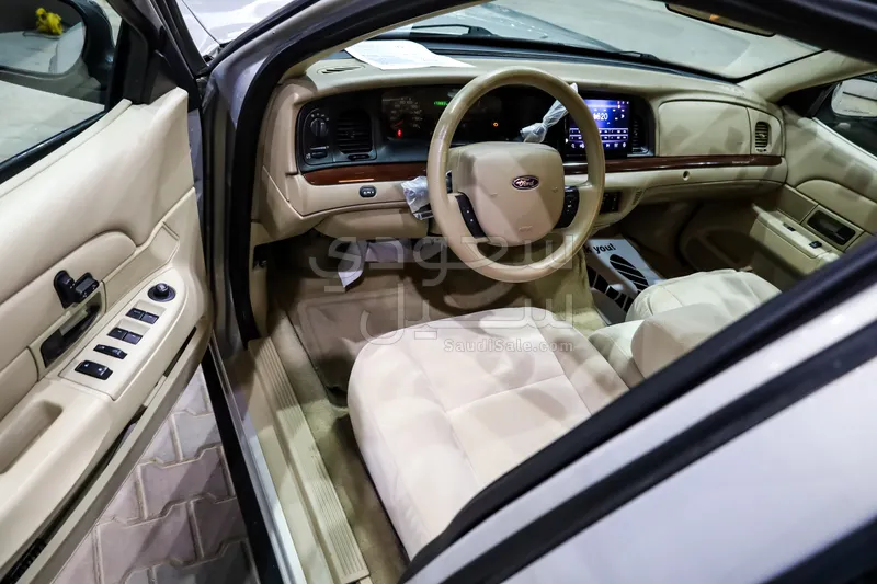 2011 فورد كراون فكتوريا