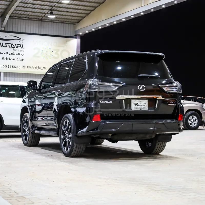 2016 لكزس إل إكس 570