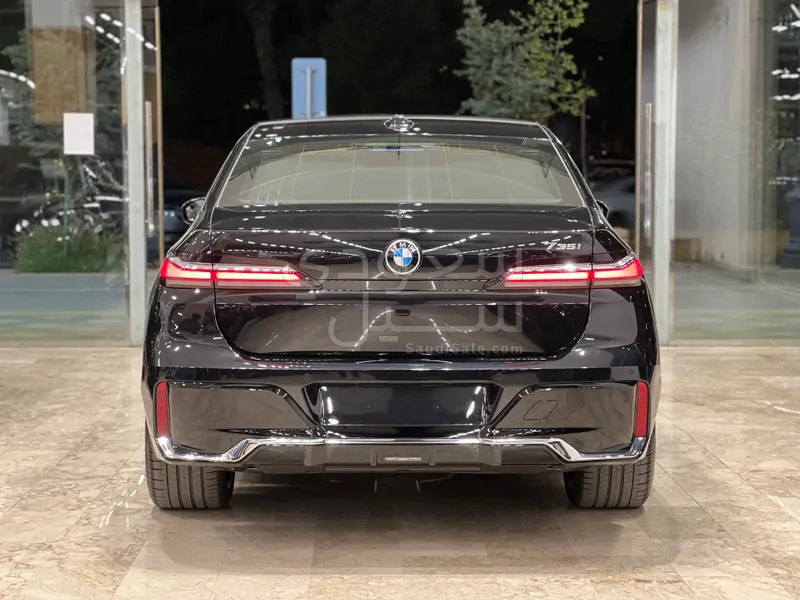 2026 بي ام دبليو الفئة السابعة 735أي