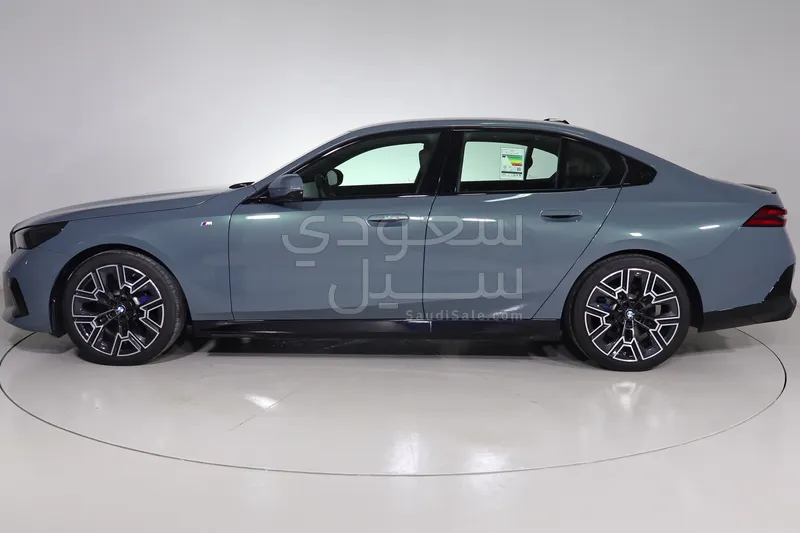 2025 بي ام دبليو الفئة الخامسة 520 أي إم كت