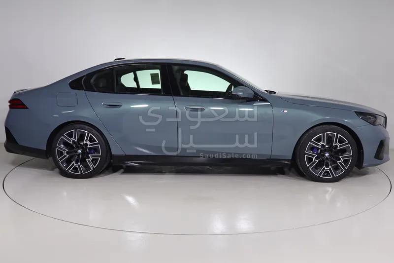 2025 بي ام دبليو الفئة الخامسة 520 أي إم كت