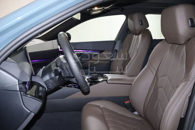 2025 بي ام دبليو الفئة الخامسة 520 أي إم كت