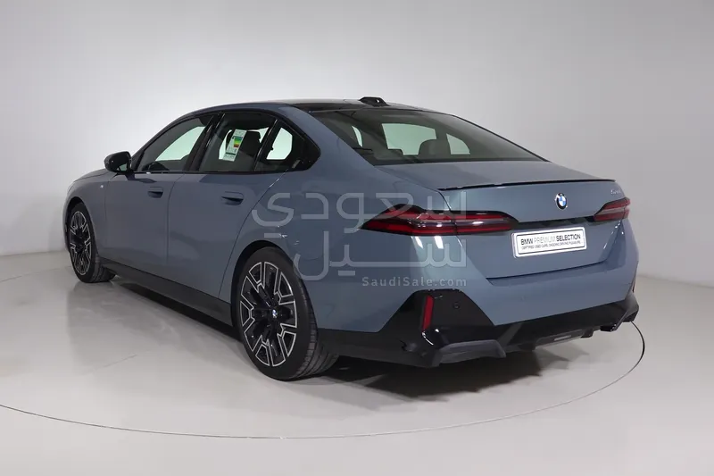 2025 بي ام دبليو الفئة الخامسة 520 أي إم كت