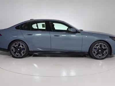 2025 بي ام دبليو الفئة الخامسة 520 أي إم كت