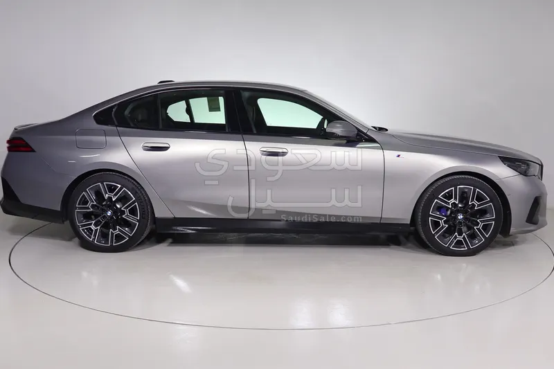 2025 بي ام دبليو الفئة الخامسة 520 أي إم كت