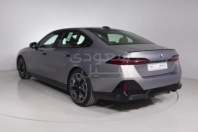 2025 بي ام دبليو الفئة الخامسة 520 أي إم كت