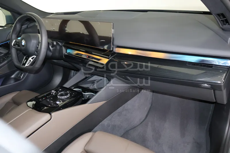 2025 بي ام دبليو الفئة الخامسة 520 أي إم كت