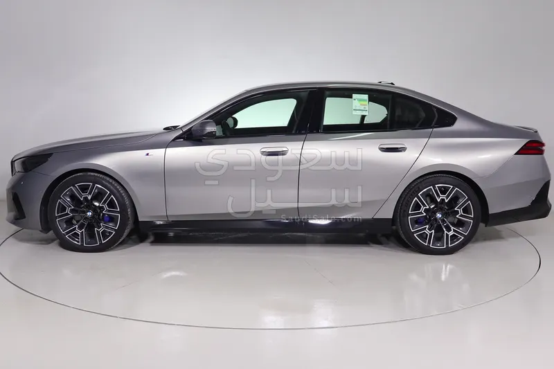 2025 بي ام دبليو الفئة الخامسة 520 أي إم كت