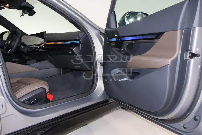 2025 بي ام دبليو الفئة الخامسة 520 أي إم كت