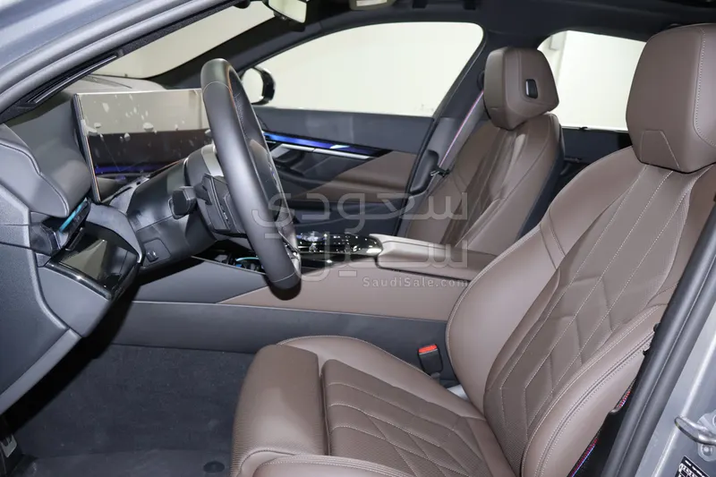 2025 بي ام دبليو الفئة الخامسة 520 أي إم كت